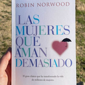 Cover: LAS MUJERES QUE AMAN DEMASIADO
